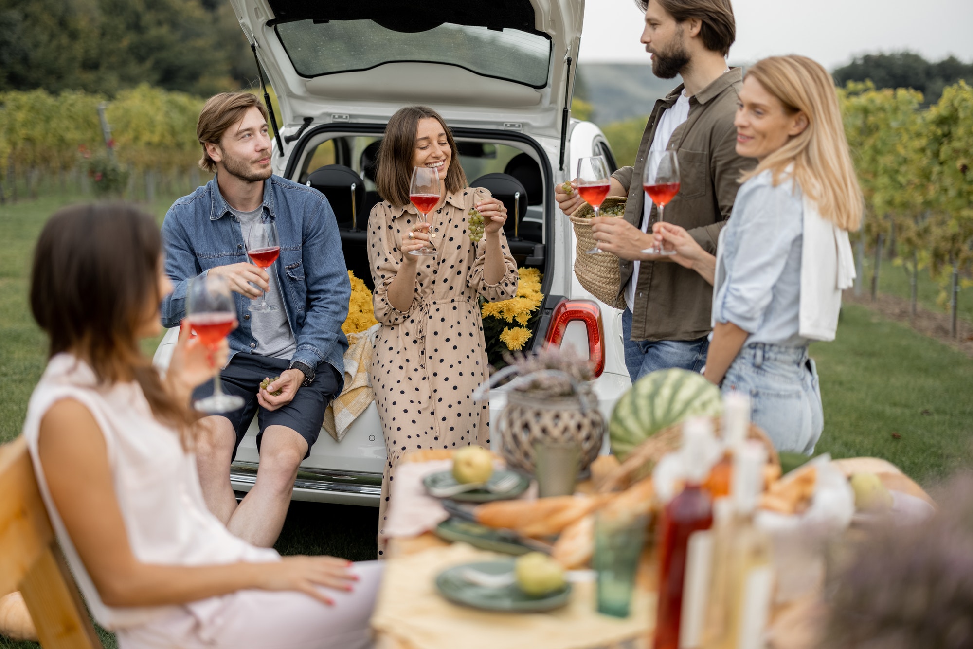 amigos degustando vino