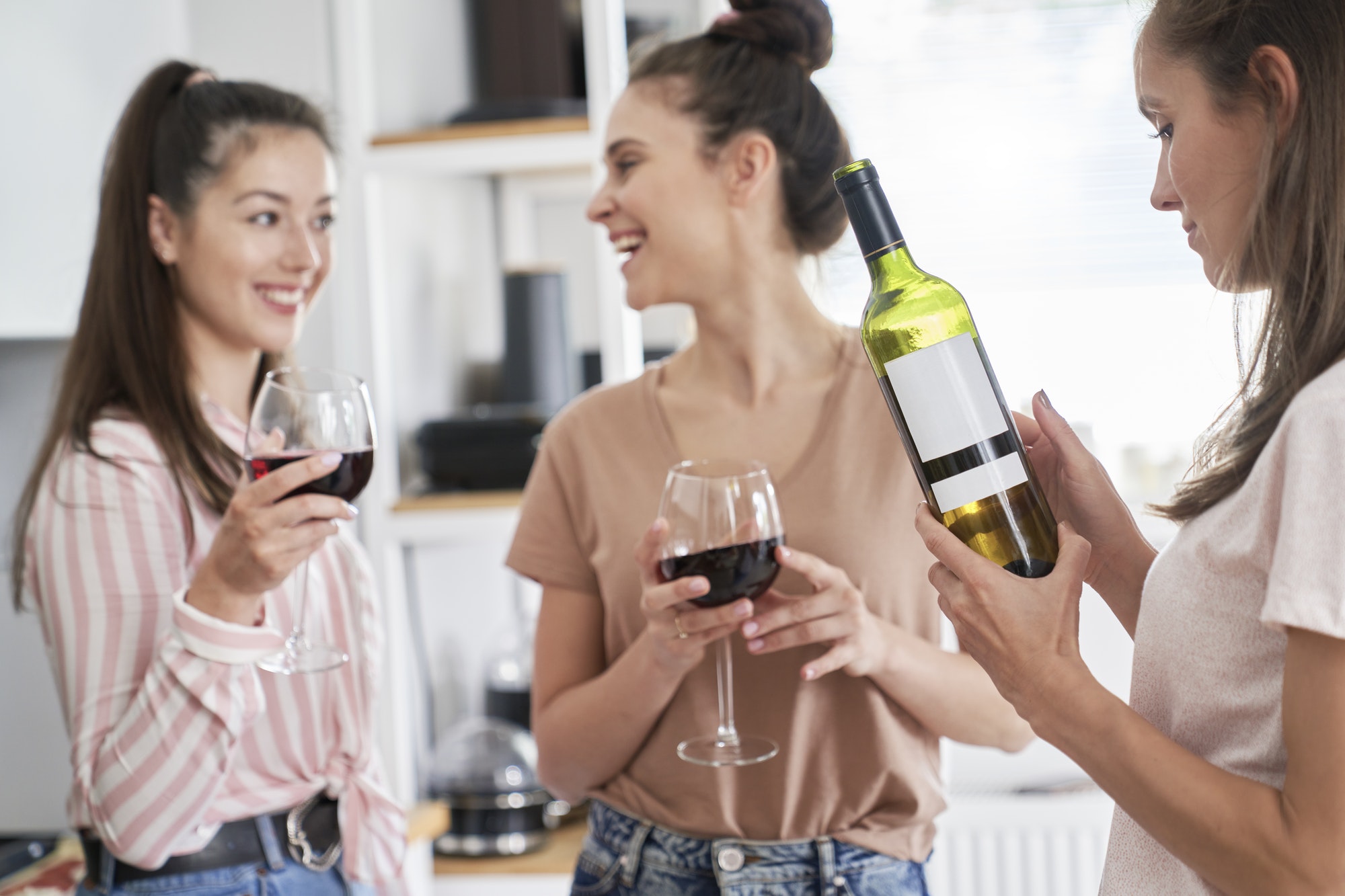 Mujeres degustando un vino tinto