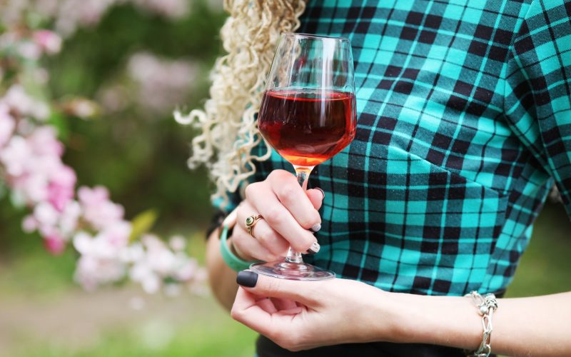 EL ROSE DE JON BON JOVI vino rose y al música