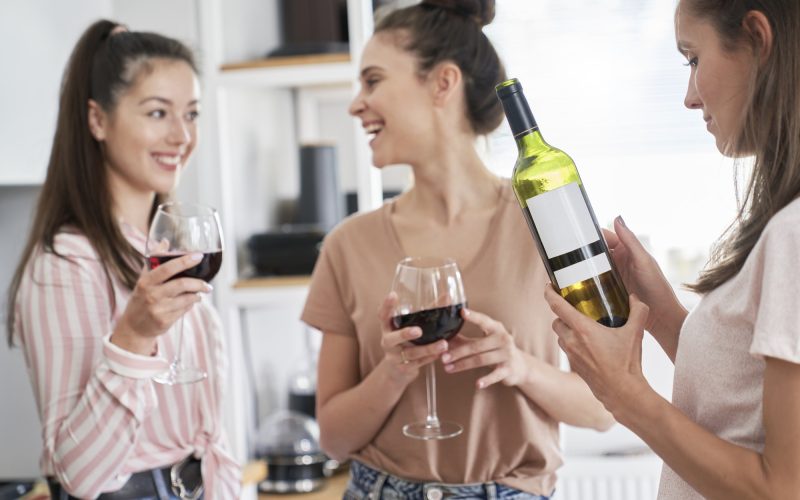 Mujeres degustando un vino tinto