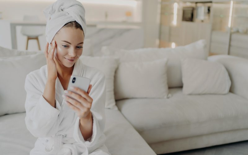 Acostúmbrate a desmaquillar y limpiar tu rostro.